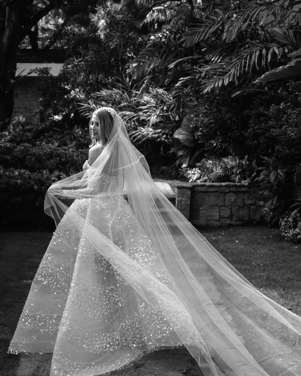 Novia Rosewood — velo en jardín