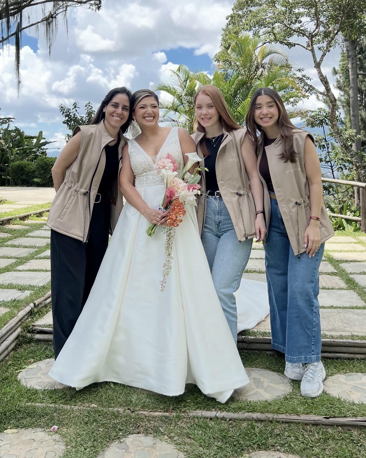 Equipo Rosewood Brides junto a nuestras novias